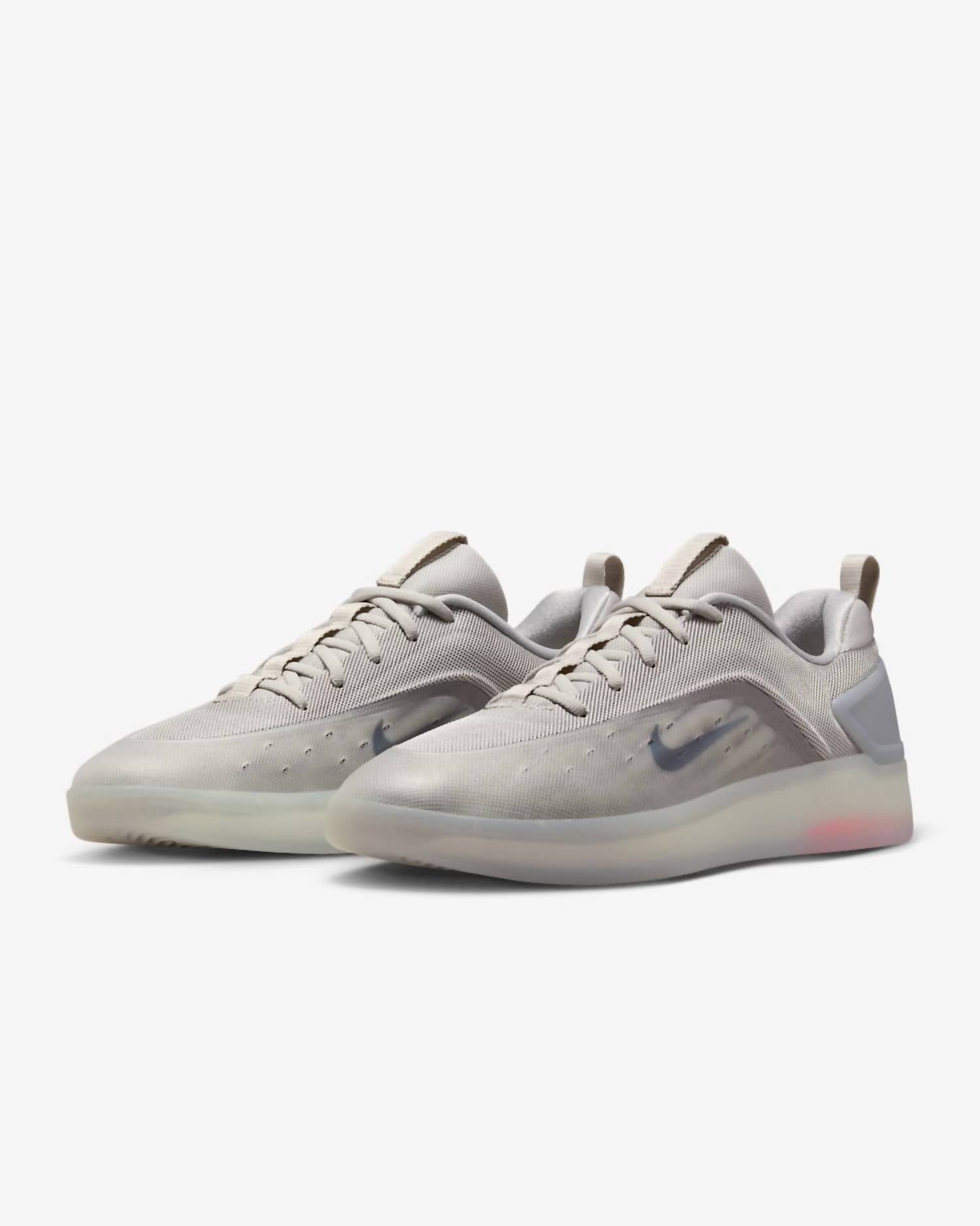 Men's Sb Zoom Nyjah 4 Skate Shoes In College Grey/light Silver/bright Crimson