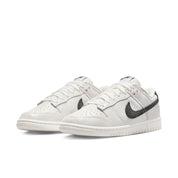 Women's Dunk Low Se Sneakers In White/black