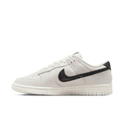 Women's Dunk Low Se Sneakers In White/black