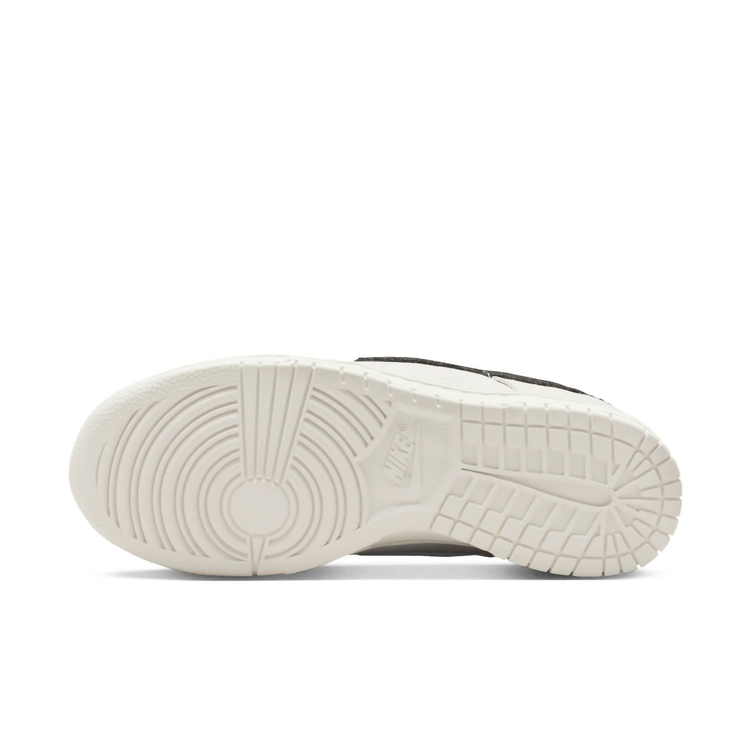 Women's Dunk Low Se Sneakers In White/black