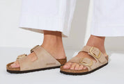 Unisex Arizona Big Buckle Nubuck Leather Sandals - Narrow In Sandcastle