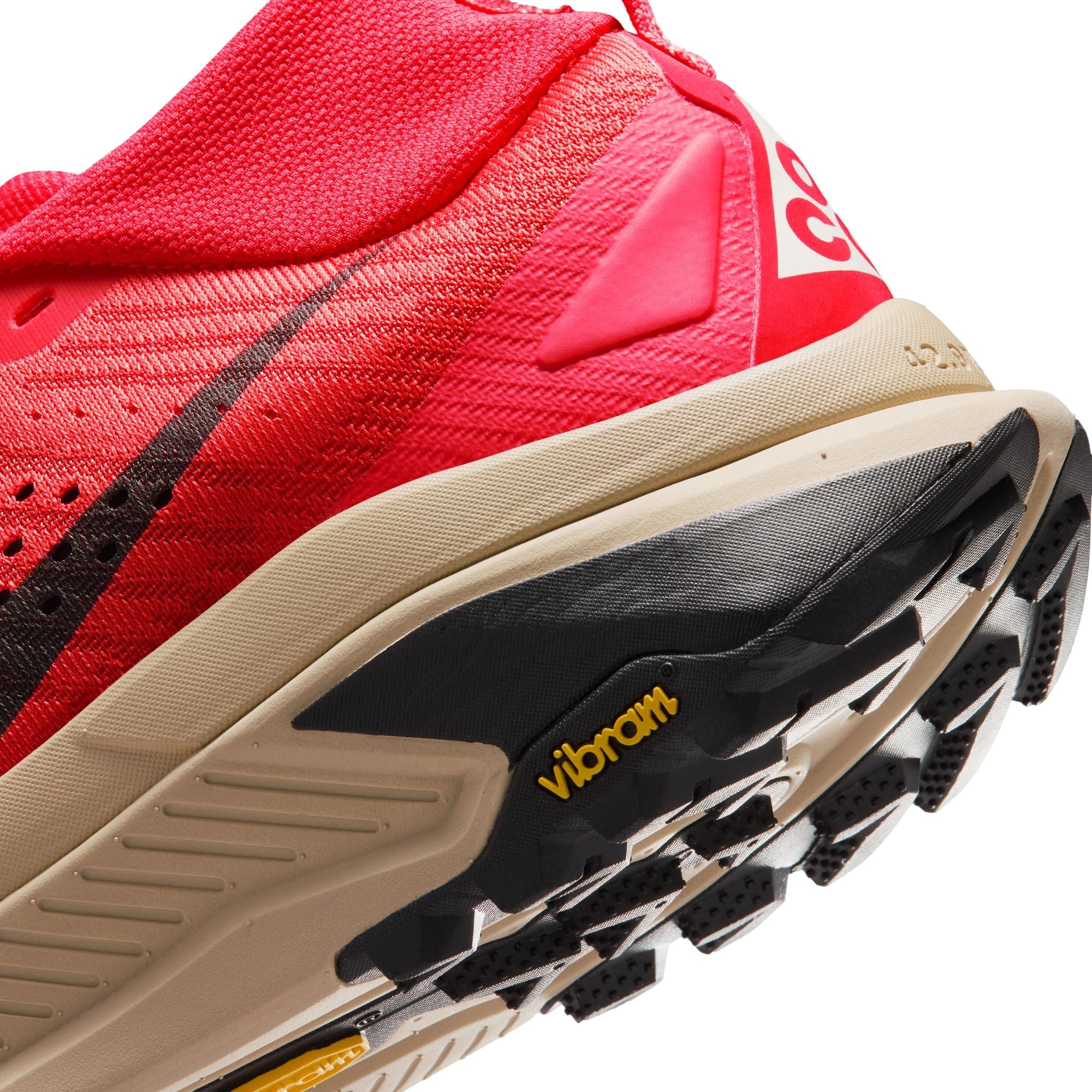 Men’s ACG Zegama Trail (600 - Lt Crimson/Black-Lt Orewood Brn-Black)