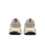 Women’s Vomero 18 SE (200 - Cream II/Mtlc Gold Grain-Coconut Milk)