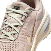 Women’s Vomero 18 SE (200 - Cream II/Mtlc Gold Grain-Coconut Milk)