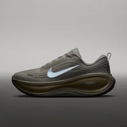 Men's Vomero Plus (100 - Sail/Metallic Silver-Coconut Milk)