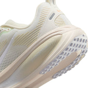 Women's Vomero 18 (100 - Summit White/White-Chalk-Sea Glass)
