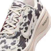 Men's Vomero Plus (100 - Sail/Sail-University Red-Lt Orewood Brn)