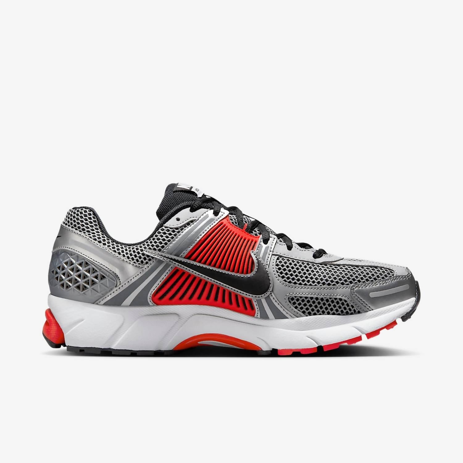 Men's Zoom Vomero 5 Sneaker In Metallic Silver/flat Silver/light Crimson/black