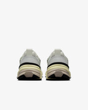 Men's V2K Run Sneaker In Summit White/platinumiron Ore/metallic Silver
