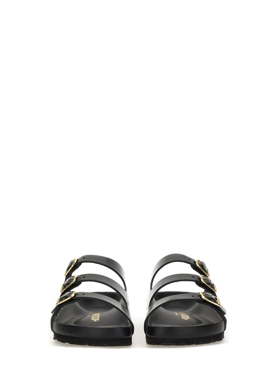 Sleek Narrow Fit Sandalo with Adjustable Straps