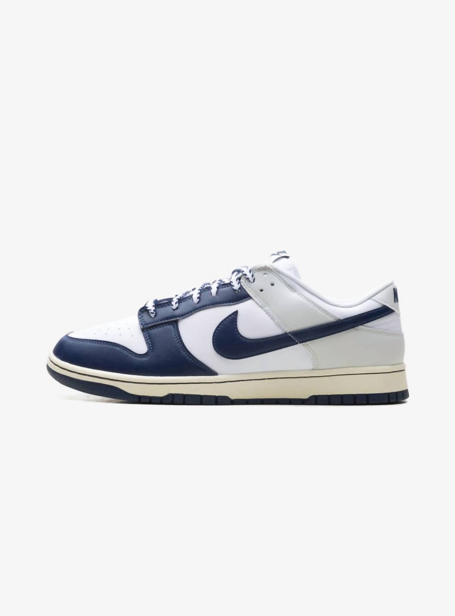 Men's Dunk Low New York Yankees Sneakers In White/midnight Navy