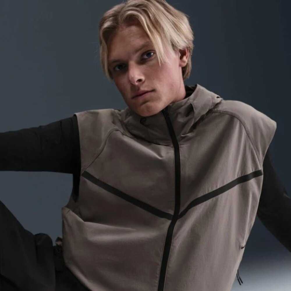 Men's Nike Tech Dri-FIT Woven Windrunner Gilet - Cave Stone/Black