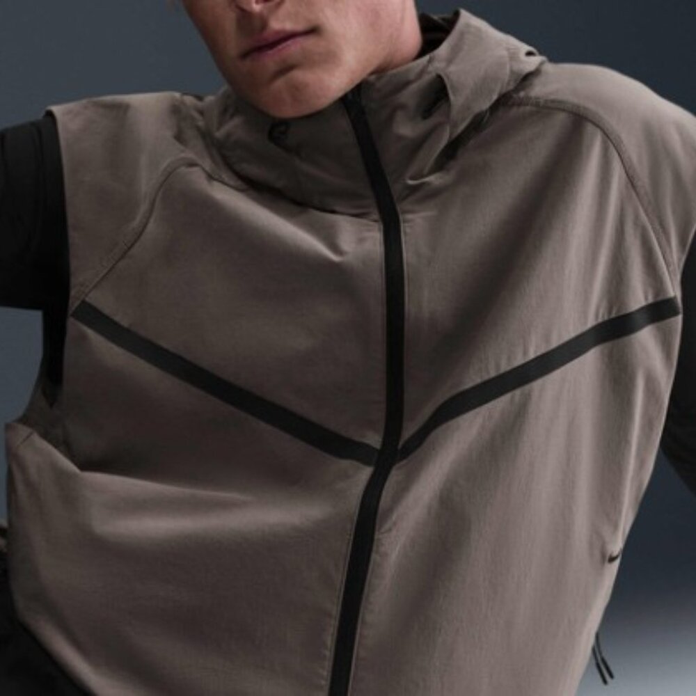 Men's Nike Tech Dri-FIT Woven Windrunner Gilet - Cave Stone/Black